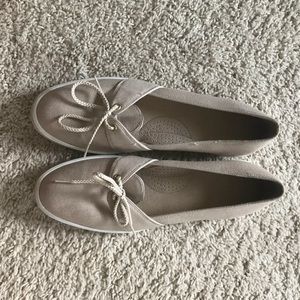 Barely Worn Women’s Sneakers Beacon